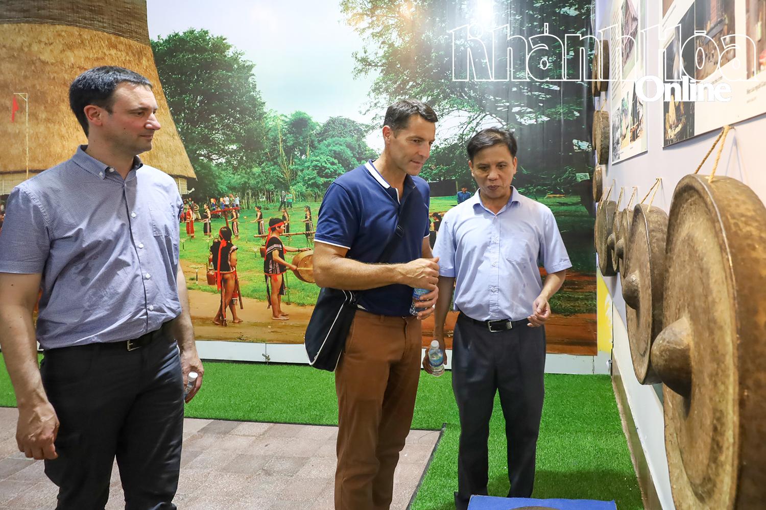 Turiștii văd artefacte expuse la Muzeul Provincial Khanh Hoa. Fotografie ilustrativă.