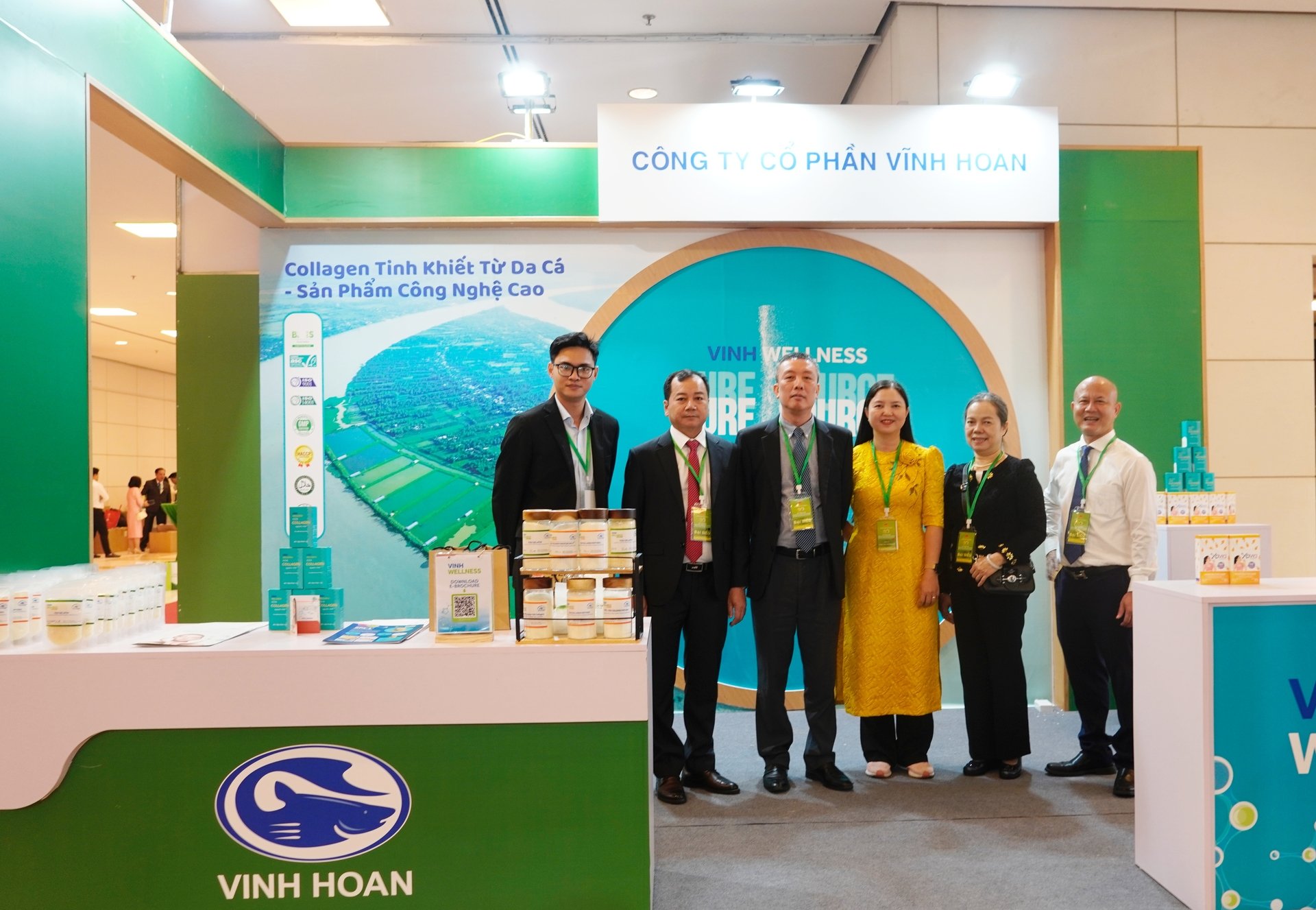 Cục trưởng Cục Thủy sản và Kiểm ngư Trần Đình Luân và Phó Cục trưởng Cục Chất lượng, Chế biến và Phát triển thị trường Lê Bá Anh thăm gian hàng của Công ty Cổ phần Vĩnh Hoàn tại Lễ Kỷ niệm 80 năm ngành Nông nghiệp và Môi trường, Đại hội Thi đua yêu nước lần thứ I. Ảnh: Hồng Thắm.