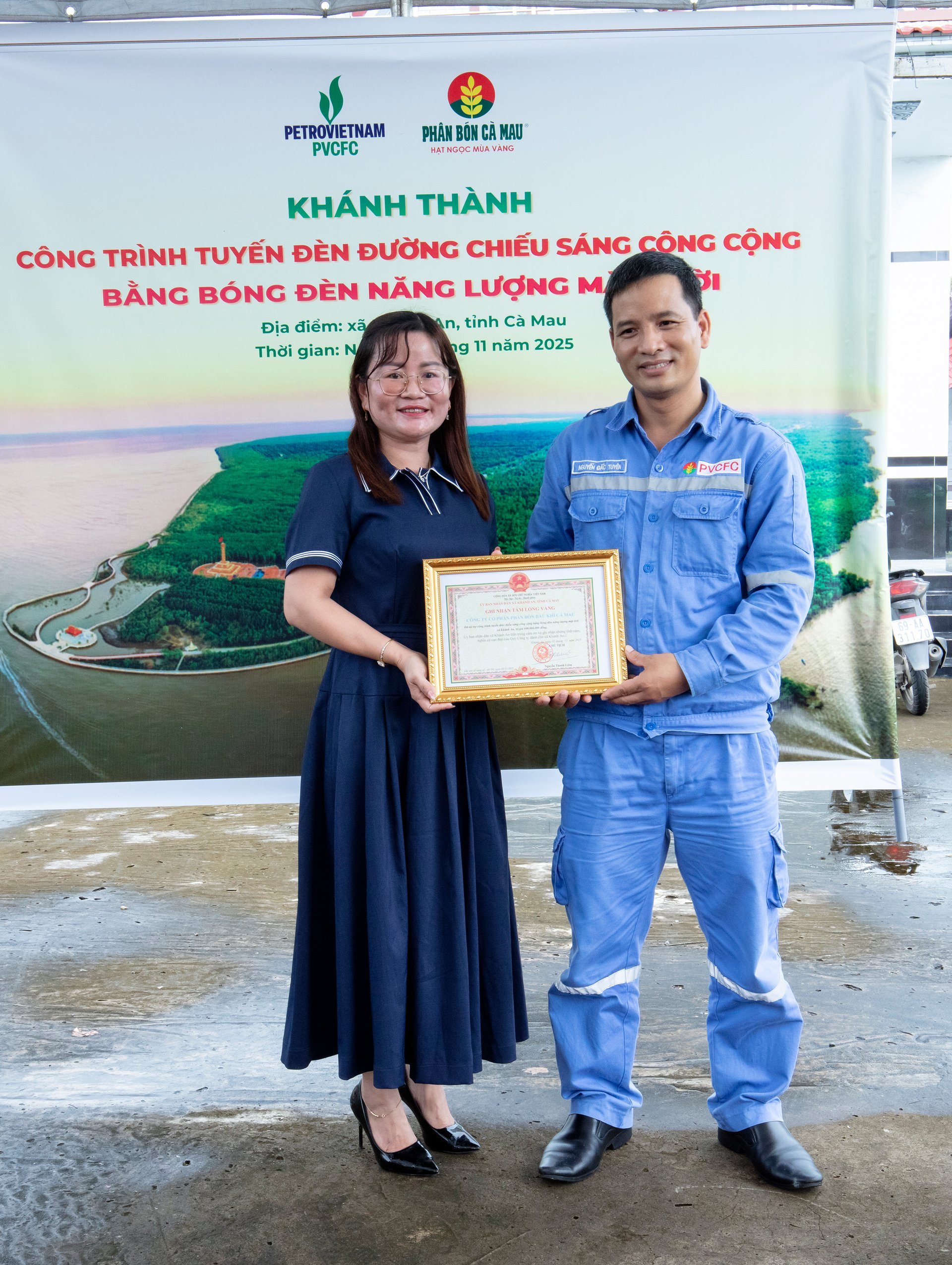 Đại diện UBND xã Khánh An trao Giấy khen cho Phân Bón Cà Mau ghi nhận đóng góp của doanh nghiệp với địa phương. Ảnh: PVCFC.