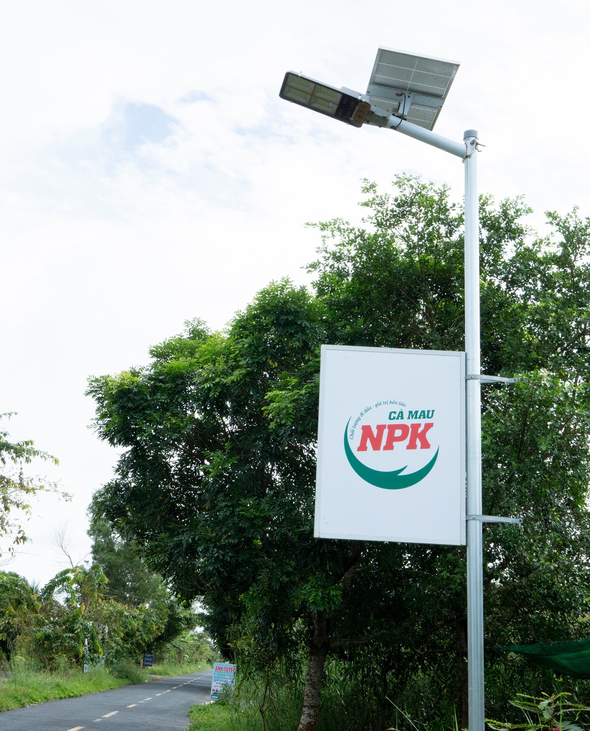 Hệ thống đèn chiếu sáng công cộng bằng năng lượng mặt trời do Phân Bón Cà Mau tài trợ được lắp đặt tại các tuyến đường dân sinh trung tâm xã Khánh An. Ảnh: PVCFC.