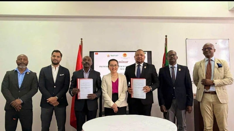 ចំណុចលេចធ្លោនៃសិក្ខាសាលានេះគឺពិធីចុះហត្ថលេខាលើអនុស្សរណៈយោគយល់គ្នាស្តីពីកិច្ចសហប្រតិបត្តិការរវាងសភាពាណិជ្ជកម្ម និងឧស្សាហកម្មម៉ូសំប៊ិក-វៀតណាម និងសមាគមឧស្សាហកម្មម៉ូសំប៊ិក។ (រូបថត៖ ស្ថានទូតវៀតណាមប្រចាំប្រទេសម៉ូសំប៊ិក)