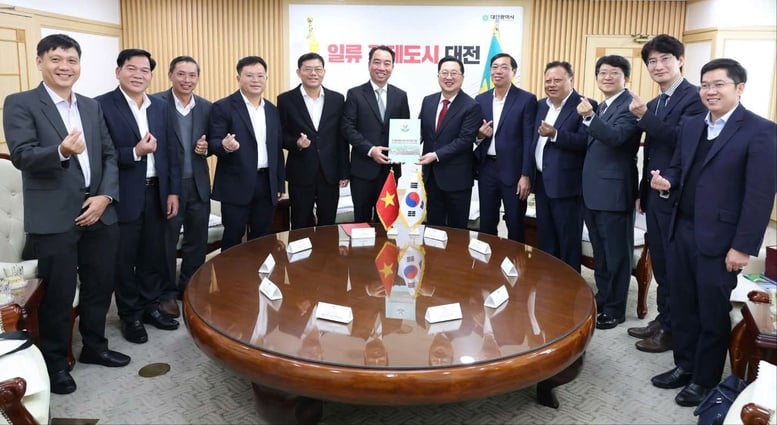 Kinh tế - xã hội Vĩnh Long khởi sắc, tạo đà về đích các mục tiêu năm 2025- Ảnh 1.