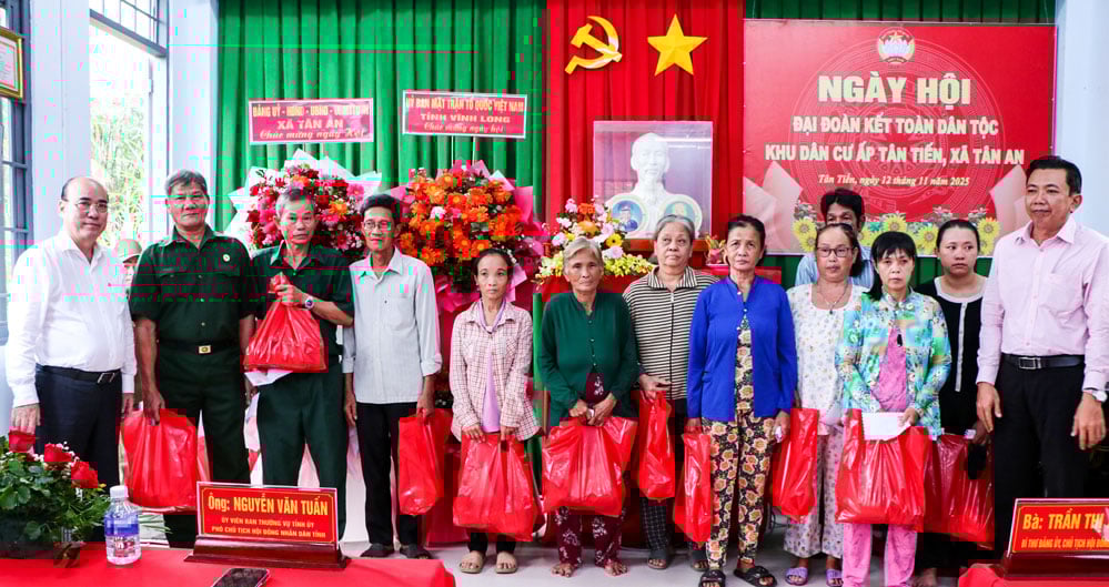 도 인민위원회와 도 베트남 조국전선위원회 지도자들이 각 가정에 선물을 전달했습니다.