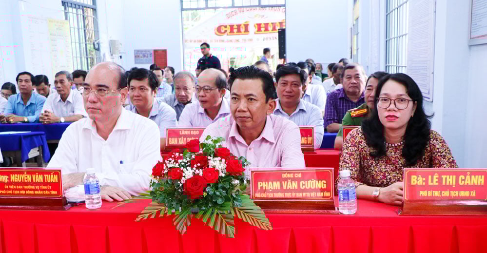 탄티엔 마을에서 열린 국가통일기념일 축제에 참석한 대표단.