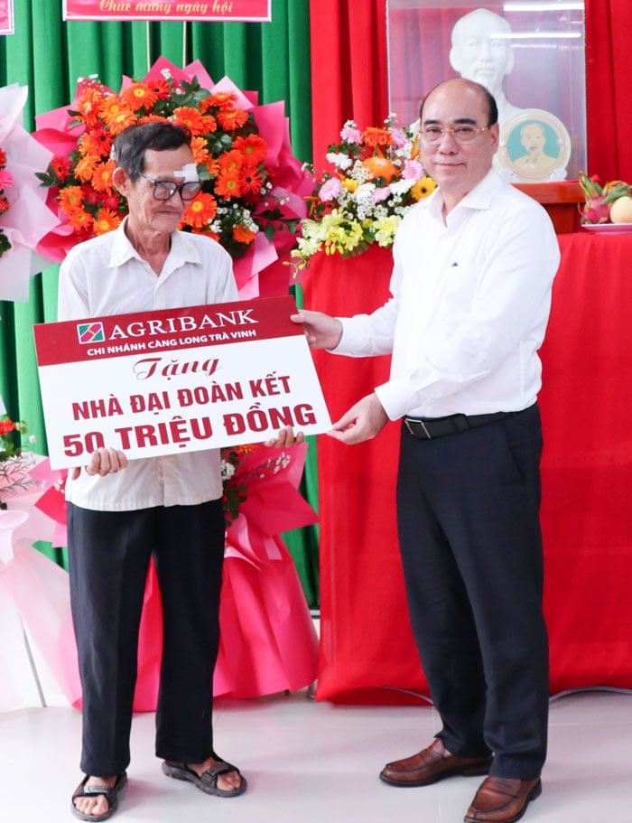 응우옌 반 투안 동지 - 도당 상무위원회 위원, 도인민위원회 부위원장께서 대통일의 집의 상징적 기념패를 가정에 전달하셨습니다.