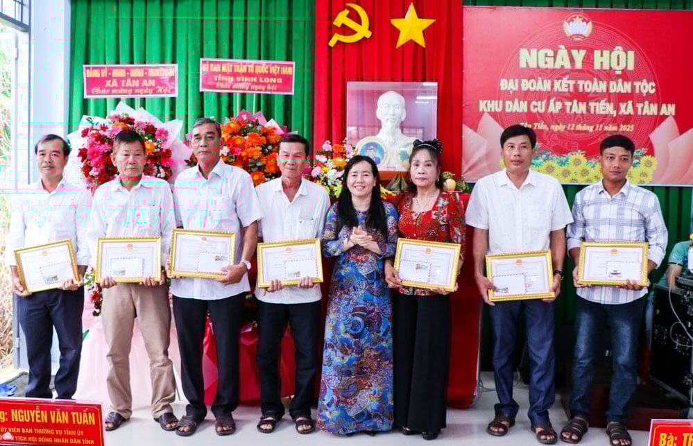 쩐티시 라인 동지 - 탄안사당위원회 서기께서 개인들에게 공로증을 수여하셨습니다.