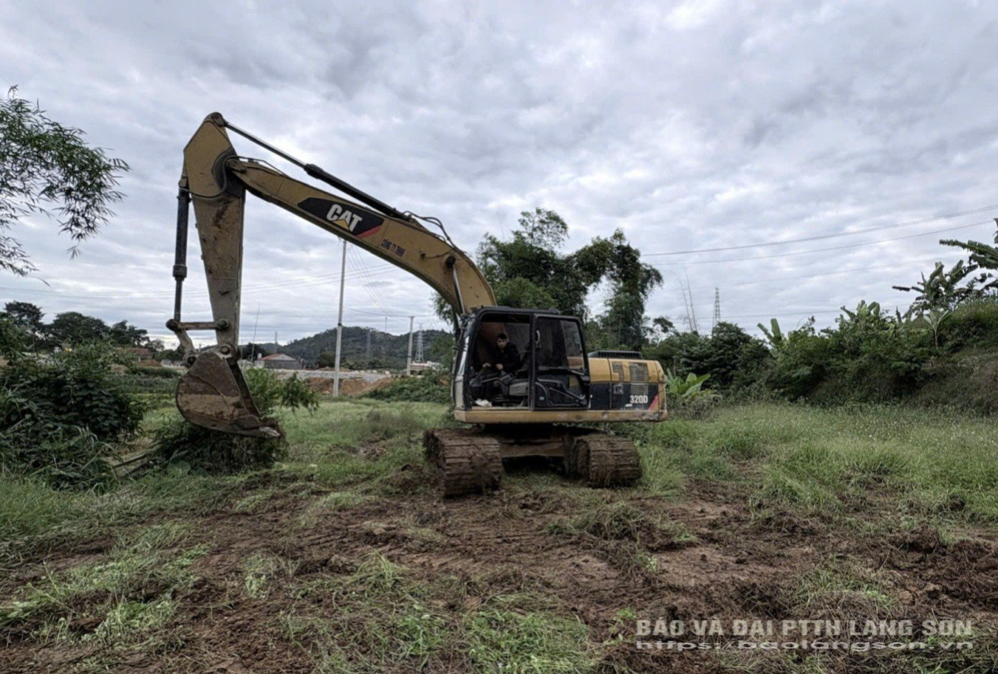 הקבלן מסיר את שכבת הקרקע האורגנית כדי לבצע את פרויקט החפירה והסוללה בהתאם לתכנון.