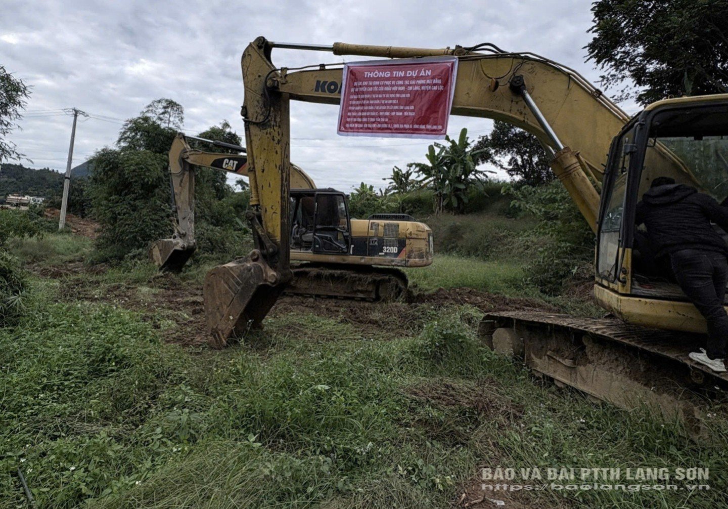 הקבלן גייס מכונות וציוד כדי לגרד את שכבת הקרקע האורגנית באזור כדי ליישר את אתר הבנייה.