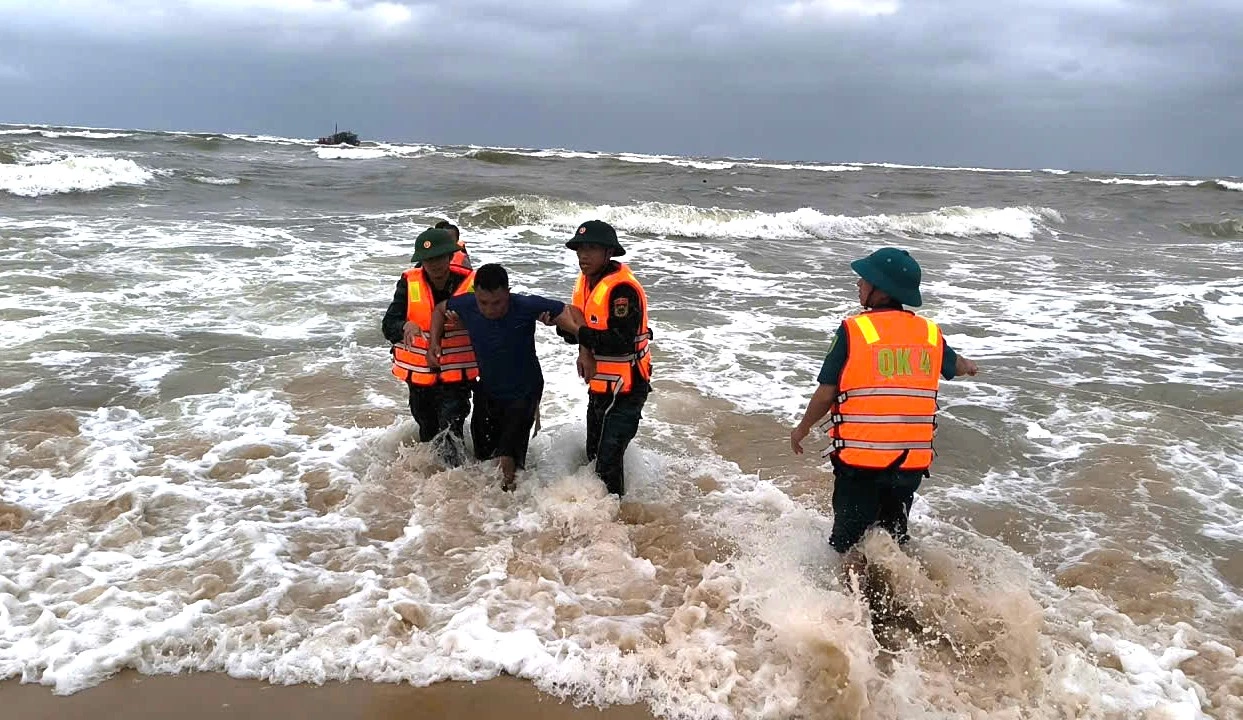 កងកម្លាំងការពារព្រំដែនបានជួយសង្គ្រោះអ្នកនេសាទ ៨ នាក់ដោយជោគជ័យពីទូកនេសាទនៅមាត់ទន្លេ Nhat Le - រូបថត៖ NL