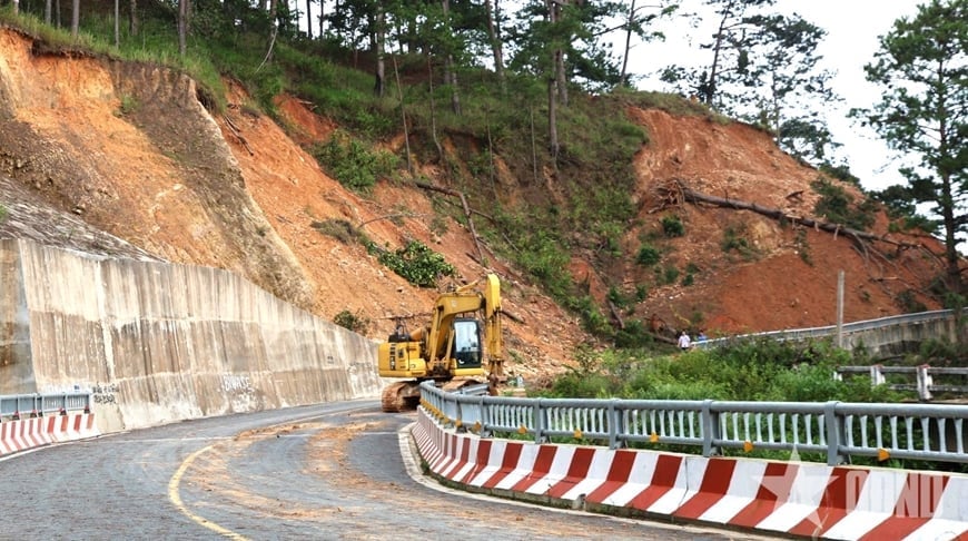 Sự cố sạt trượt nặng trên đèo D'Ran dự kiến khắc phục trong khoảng 45 ngày. Ảnh: PH.