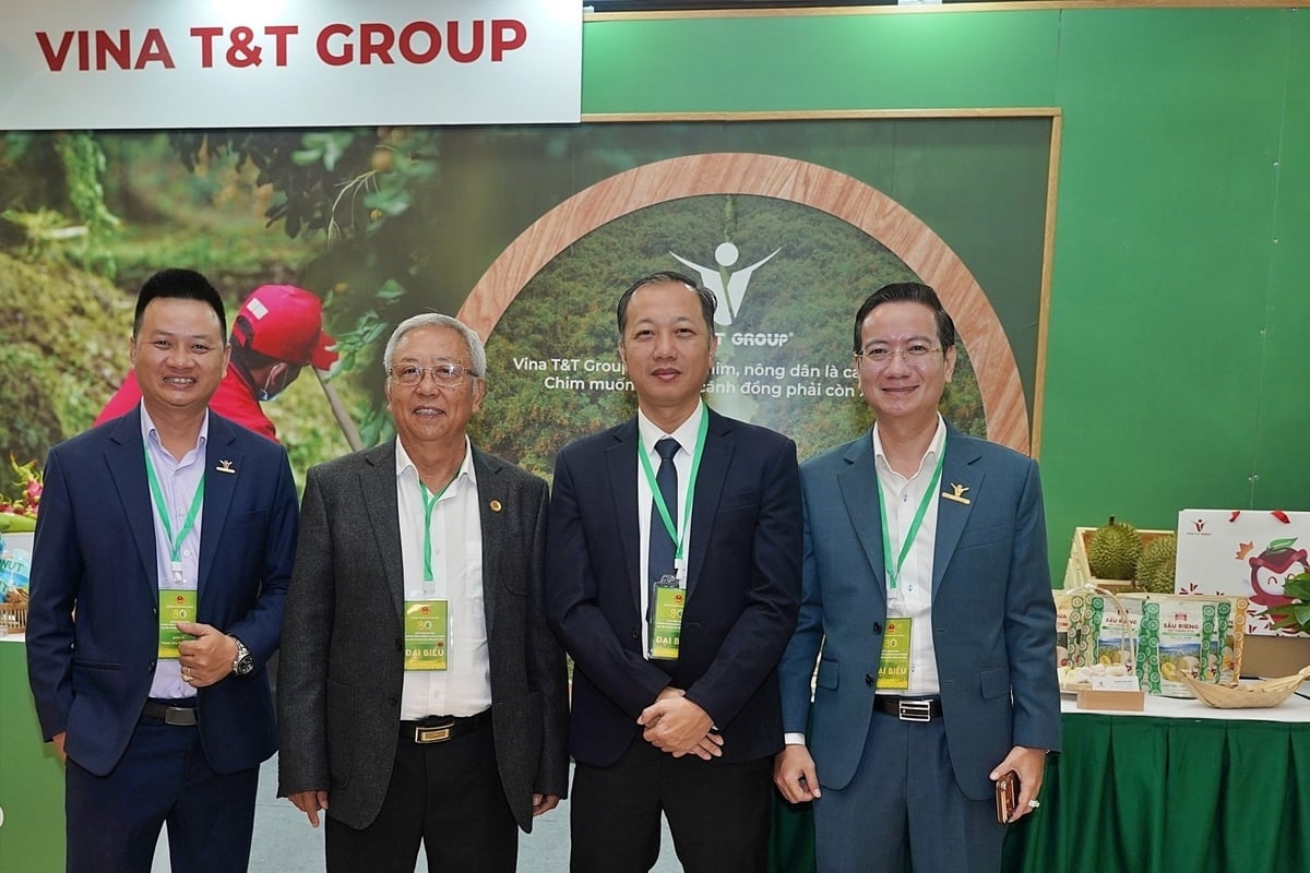 Ông Nguyễn Đình Tùng (phải) tại gian hàng trưng bày của Vina T&T. Ảnh: Bảo Thắng.