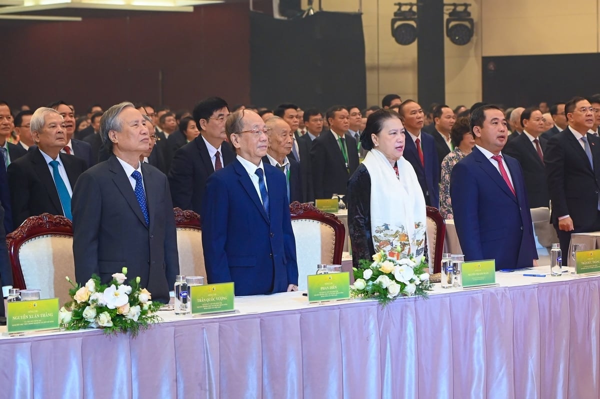 Các vị lãnh đạo Đảng, Nhà nước tham dự Lễ kỷ niệm 80 năm hình thành và phát triển ngành Nông nghiệp và Môi trường, kết hợp với Đại hội Thi đua yêu nước lần thứ I. Ảnh: Tùng Đinh.