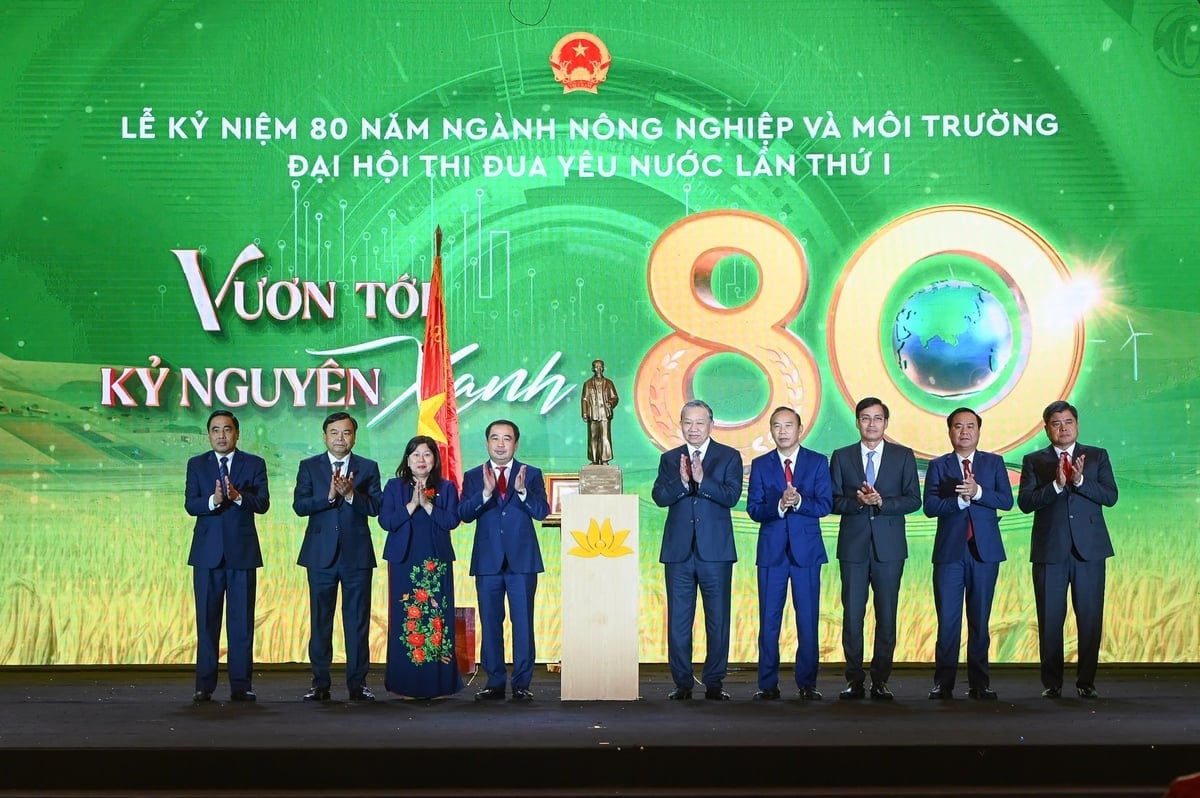 Tổng Bí thư Tô Lâm trao tặng quà lưu niệm tới lãnh đạo Bộ Nông nghiệp và Môi trường. Ảnh: Tùng Đinh.