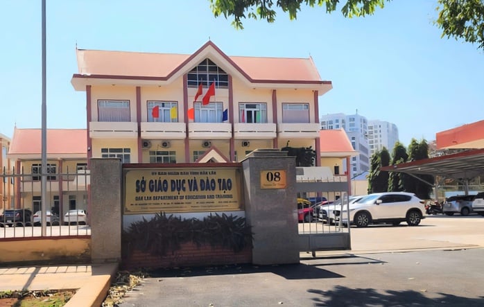 Sở GD-ĐT và các trường học trực thuộc không nhận hoa chức mừng Nhà giáo Việt Nam - Ảnh 1.