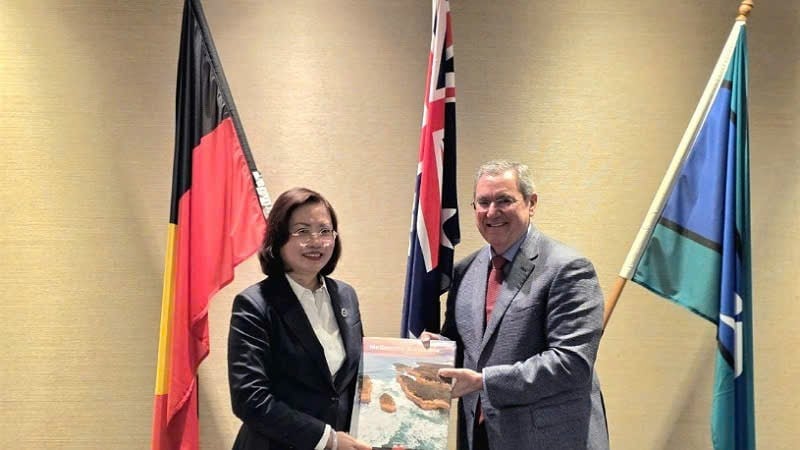 លោកស្រី Vu Thi Chan Phuong និងលោក Joseph Longo ប្រធានគណៈកម្មការមូលបត្រ និងវិនិយោគអូស្ត្រាលី។