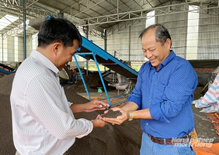 Ông Nguyễn Văn Chào (phải) giới thiệu sản phẩm phân bón hữu cơ trùn quế do Công ty Thành Chào sản xuất. Ảnh: Lê Hoàng Vũ.