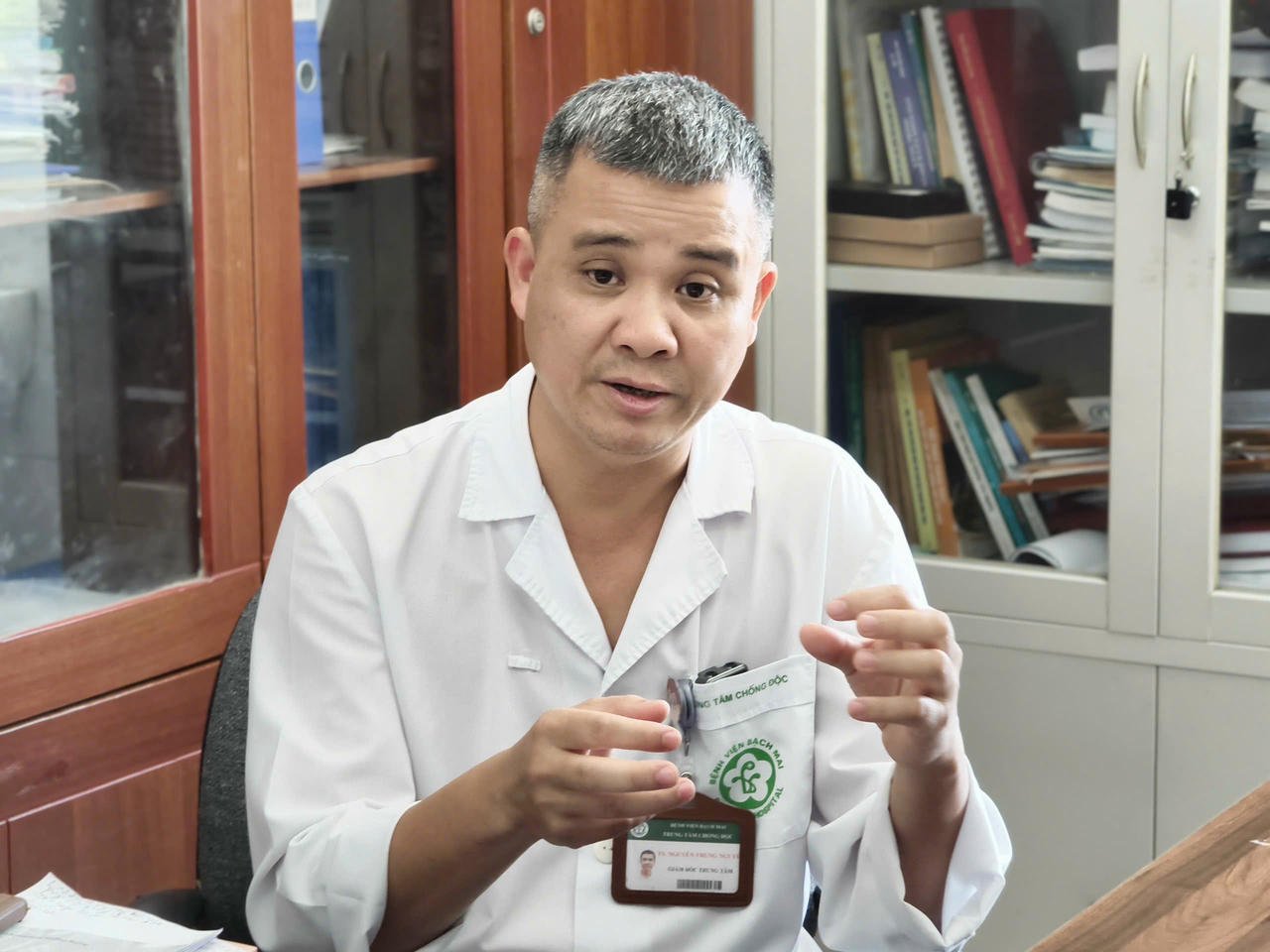 Dr. Nguyen Trung Nguyen delade detta med reportrar från Vietnam Law Newspaper.