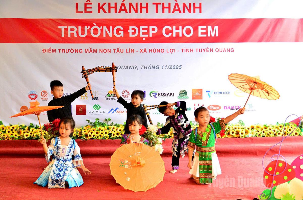 ការសម្តែងនៅក្នុងពិធីសម្ពោធ។