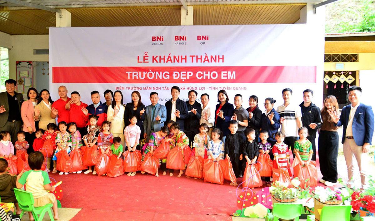 គណៈប្រតិភូបានប្រគល់អំណោយដល់សិស្សានុសិស្សជួបការលំបាកនៅសាលាមត្តេយ្យ Hung Loi ឃុំ Hung Loi ខេត្ត Tuyen Quang ។