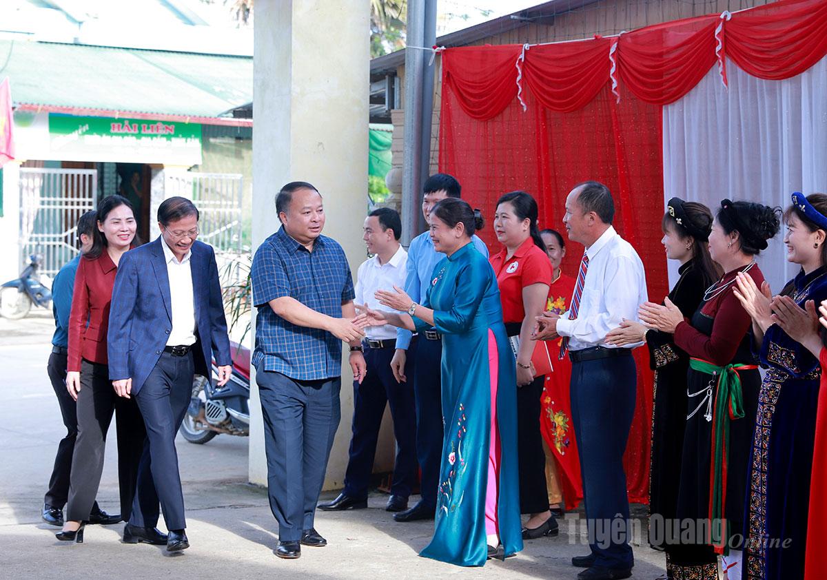 Pengerusi Jawatankuasa Rakyat Wilayah Phan Huy Ngoc bercakap dengan penduduk kampung Bac Yen.