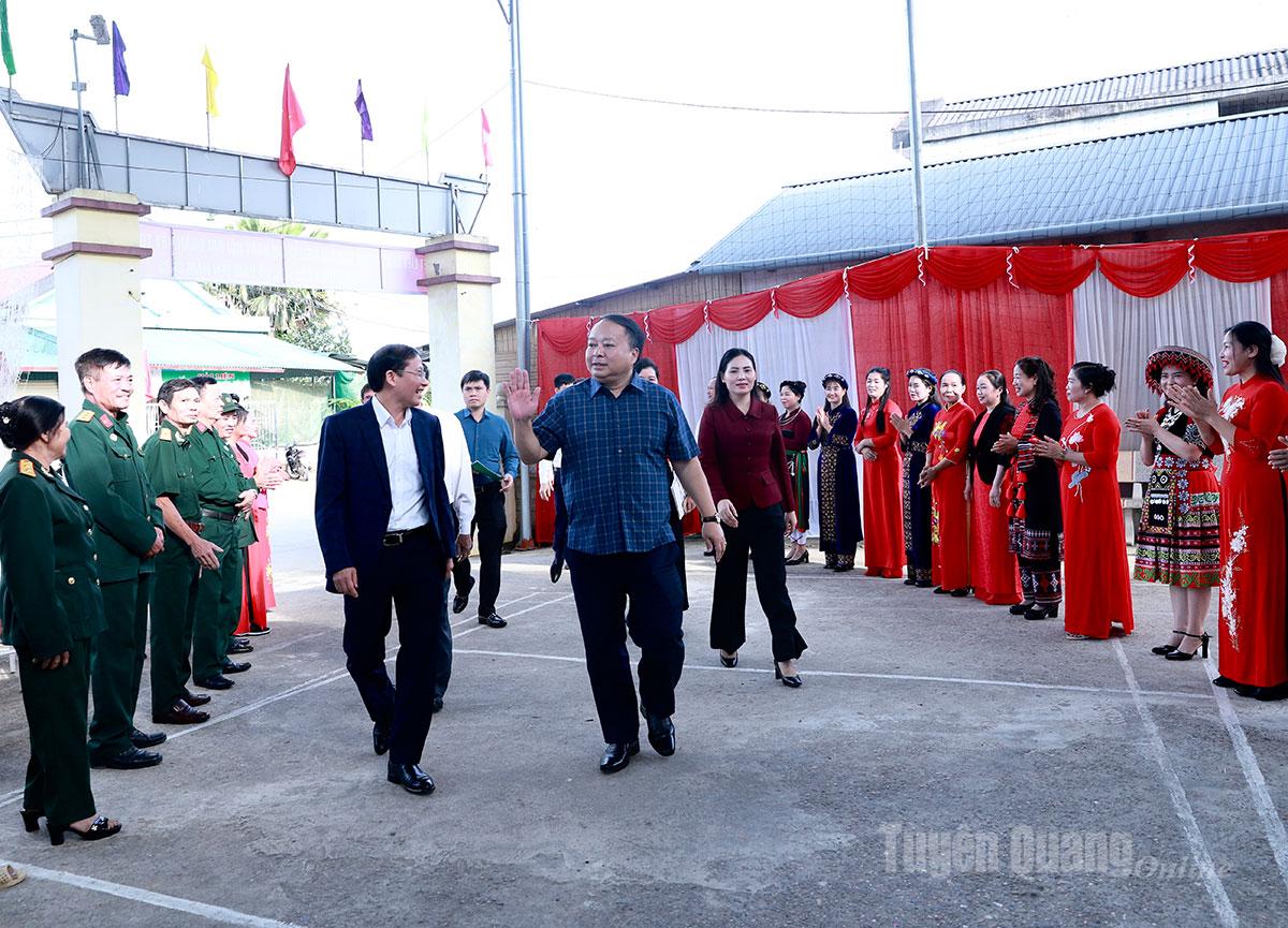 Pengerusi Jawatankuasa Rakyat Wilayah Phan Huy Ngoc dan para perwakilan menghadiri Festival Perpaduan Besar Kebangsaan di kampung Bac Yen.
