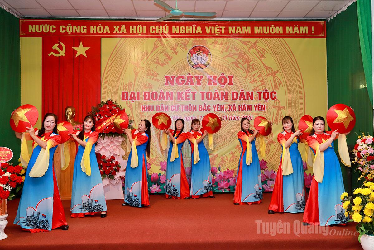 Program kebudayaan penduduk kampung Bac Yen di Festival tersebut.