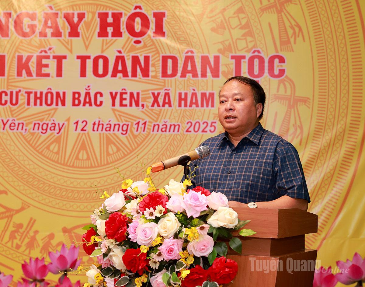 Pengerusi Jawatankuasa Rakyat Wilayah Phan Huy Ngoc bercakap dengan penduduk kampung Bac Yen di Festival tersebut.