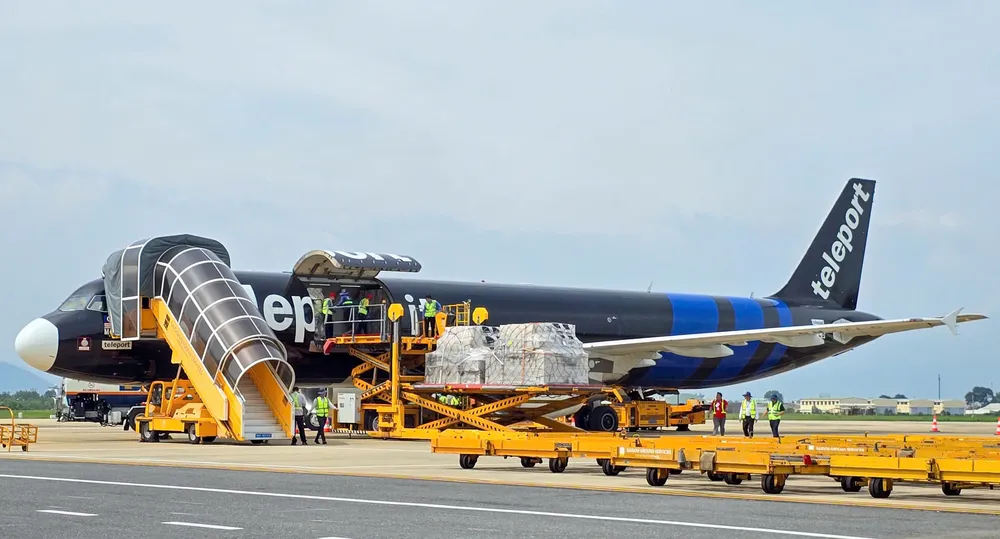 Hulpgoederen van het AHA Centrum worden vanuit het vliegtuig naar de internationale luchthaven van Da Nang gebracht.