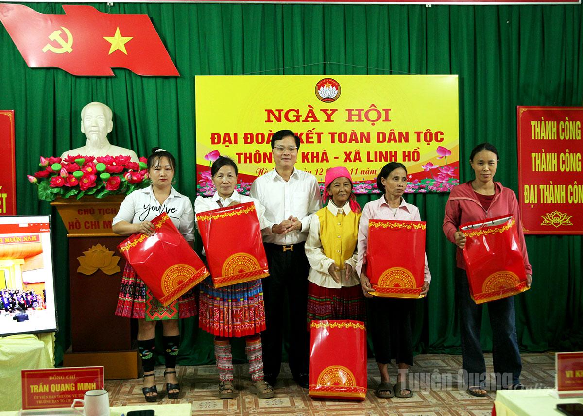 Tran Quang Minh elvtárs ajándékokat ad a nehéz helyzetben lévő háztartásoknak.