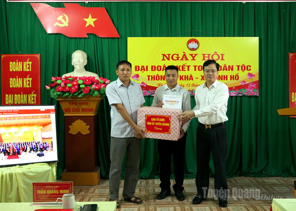 Tran Quang Minh elvtárs ajándékokat adott át a tartománytól és a Tartományi Pártbizottság Szervezőbizottságától a Front Munkabizottságnak és Na Kha falu lakosságának.