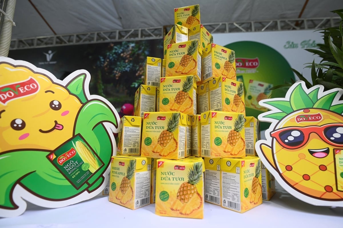 DOVECO's canned fresh pineapple juice at the exhibition of 80 years of achievements in the Agriculture and Environment sector. Photo: Tung Dinh.