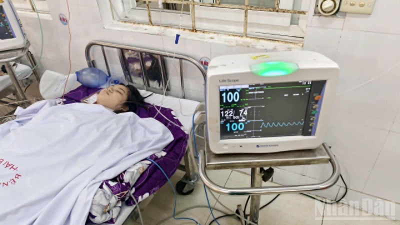 សុខភាព​អ្នក​ជំងឺ​មាន​ស្ថិរភាព ហើយ​គាត់​ត្រូវ​បាន​បញ្ជូន​ទៅ​មន្ទីរពេទ្យ​សម្ភព Thai Binh ដើម្បី​ពិនិត្យ និង​ព្យាបាល។