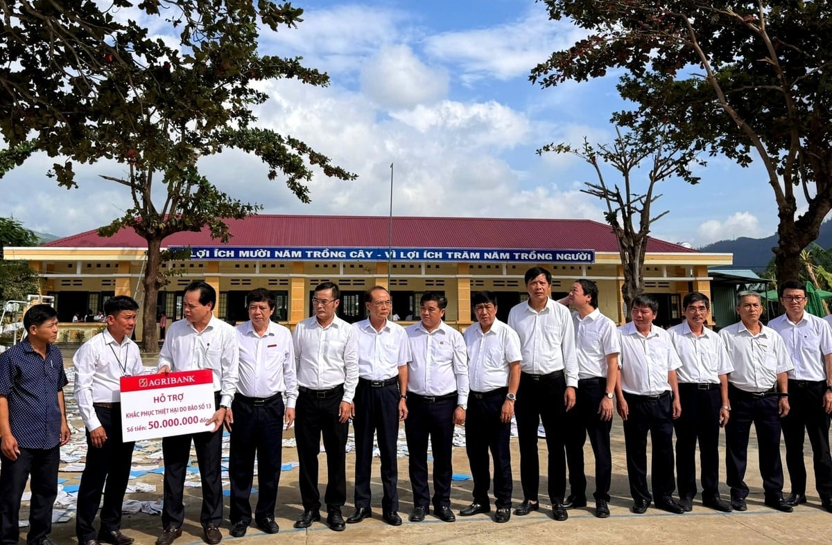 Đoàn cũng trao 50 triệu đồng cho Trường Tiểu học Phú Mỡ (xã Phú Mỡ). Ảnh: NH.