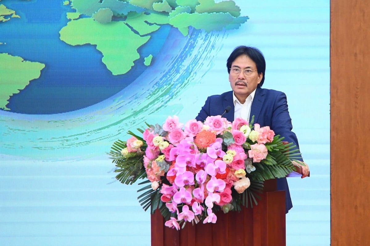 TS. Nguyễn Hùng Dũng trao đổi về các nỗ lực của ngành công nghiệp - năng lượng trong việc cân bằng giữa phát triển kinh tế, bảo vệ môi trường và bảo đảm an ninh năng lượng quốc gia. Ảnh: Tùng Đinh.