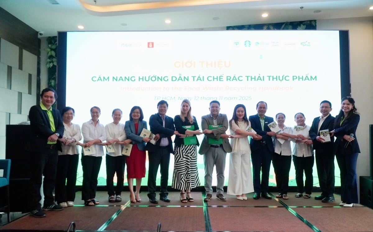 Các đại biểu Việt Nam và Đan Mạch cùng nắm tay thể hiện cam kết hợp tác vì mục tiêu xanh và giảm lãng phí thực phẩm. Ảnh: Trần Phi.