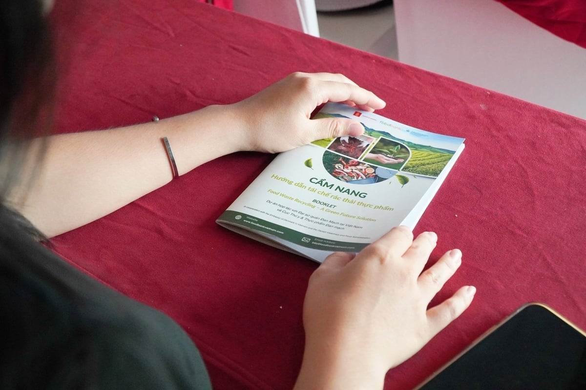 Cẩm nang 'Hướng dẫn tái chế rác thải thực phẩm', tài liệu hướng dẫn phân loại, tái sử dụng và tái chế thực phẩm thừa một cách hiệu quả và bền vững. Ảnh: Trần Phi.