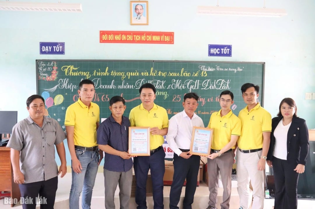 Phu Mo پرائمری اسکول امداد دینے والوں کو شکریہ کا خط بھیجتا ہے۔