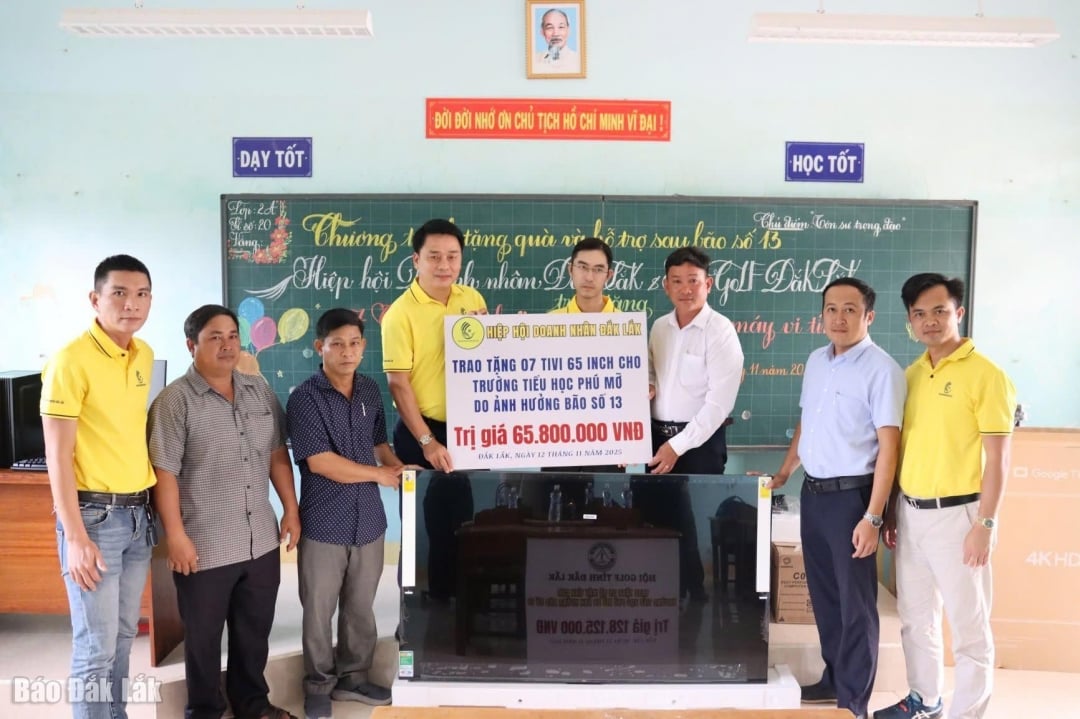 ڈاک لک بزنس ایسوسی ایشن نے فو مو پرائمری سکول کو 7 ٹیلی ویژن عطیہ کئے۔