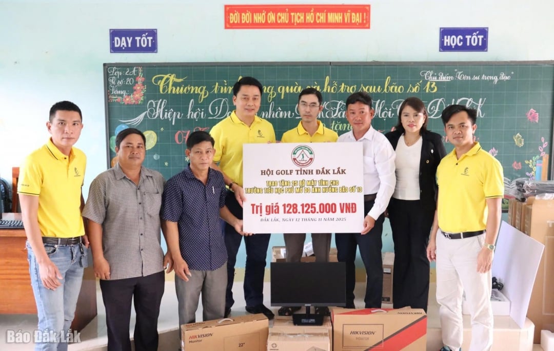 ڈاک لک گالف ایسوسی ایشن نے پھو مو پرائمری سکول کو 25 کمپیوٹر عطیہ کئے۔