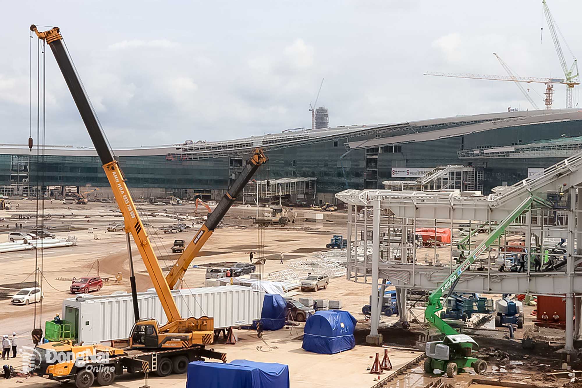 Teleskopbrosystemet har nu transporterats till byggarbetsplatsen på Long Thanh Airport för att installeras i stålkonstruktionen i teleskopbroområdet. Foto: Pham Tung