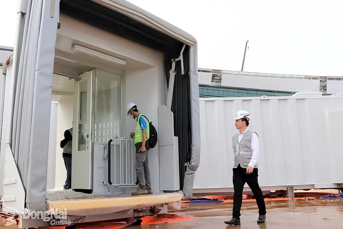 Innan rörbroarna lyfts för att installeras i stålkonstruktionen på den rörformade bron kommer de att noggrant inspekteras av ett team av ingenjörer och experter. Foto: Pham Tung