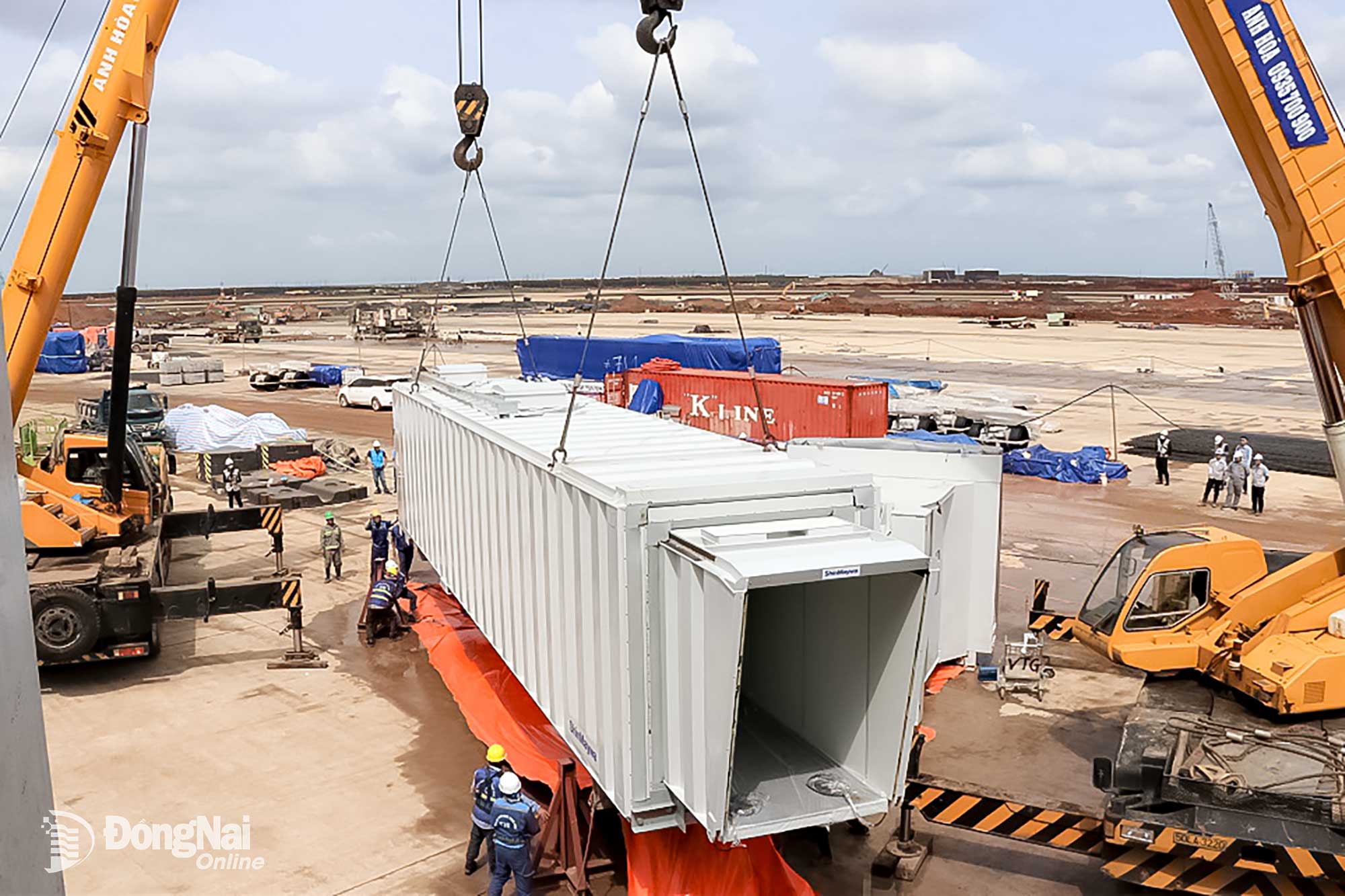 För att lyfta teleskopbron som installerats i stålkonstruktionen i teleskopbroområdet använde entreprenören två kranar med en lastkapacitet på 140 ton för byggnationen. Foto: Pham Tung