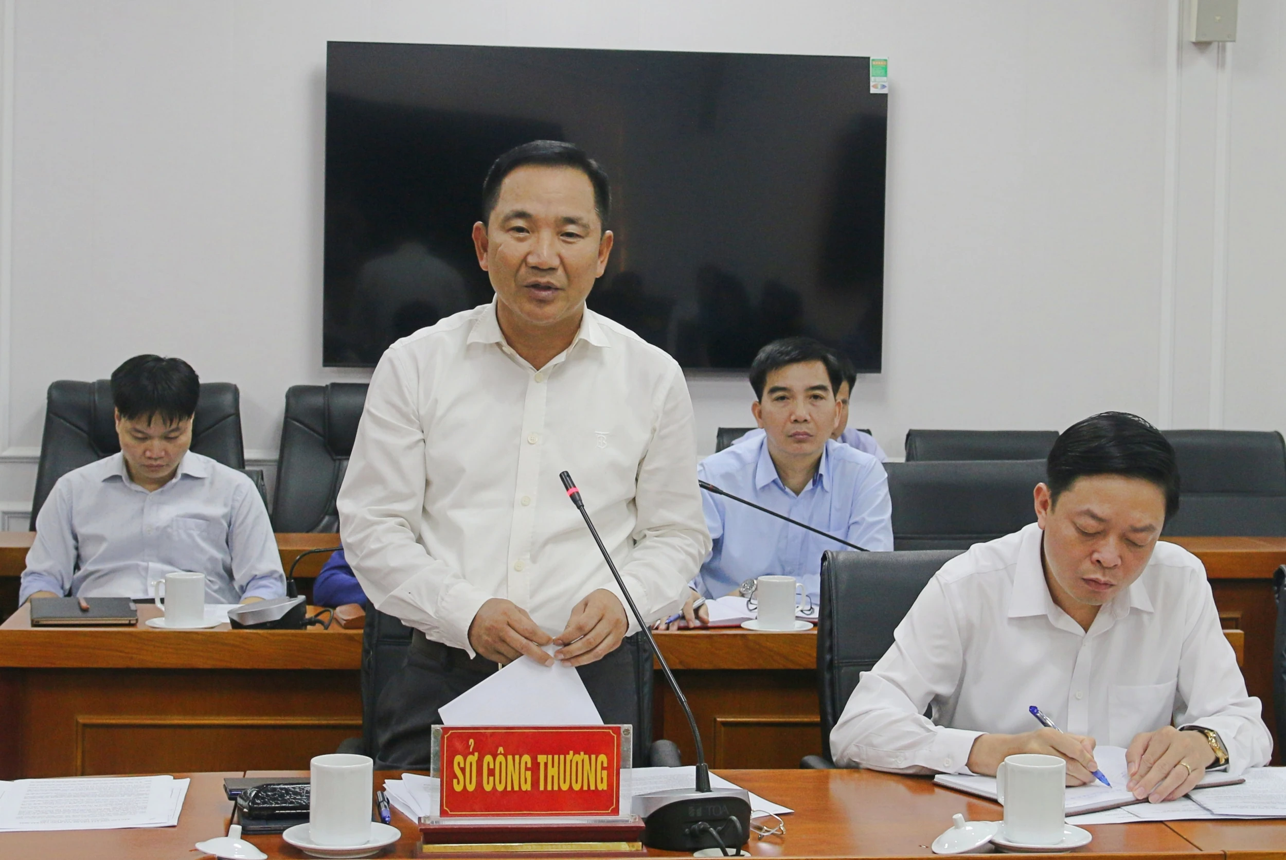 អនុប្រធានគណៈកម្មាធិការប្រជាជនខេត្ត Phung Thi Kim Nga៖ បញ្ចប់ការធ្វើផែនការនៃវិស័យឧស្សាហកម្ម និងពាណិជ្ជកម្ម ដើម្បីធានានូវលទ្ធភាព និងសមស្របទៅនឹងទិសដៅអភិវឌ្ឍន៍របស់ខេត្ត។