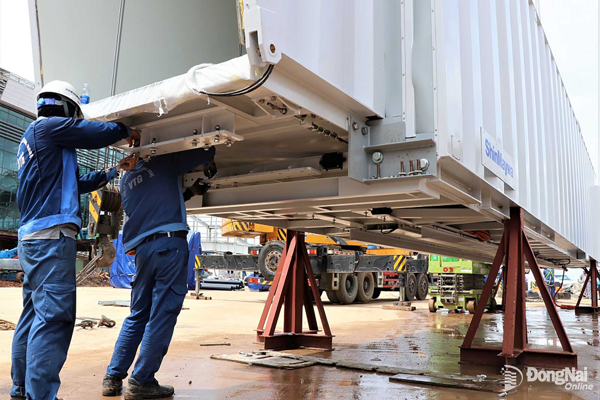 Processen att lyfta teleskopbron för installation utförs i etapper. Vid varje viss höjd kommer ingenjörer och experter att fortsätta utföra utrustningsinspektioner. Foto: Pham Tung