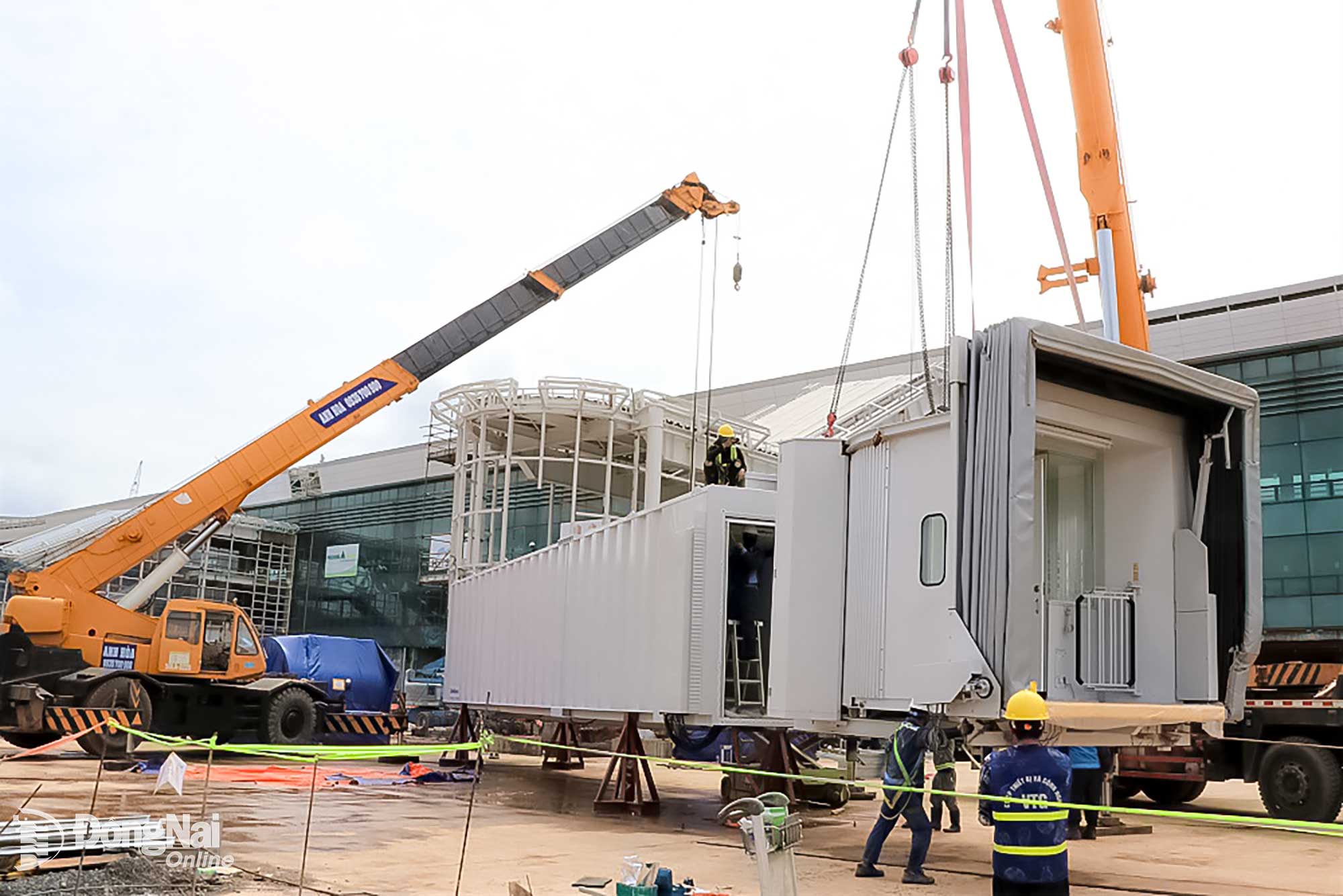 Innan teleskopbron installeras i stålkonstruktionen kommer den att monteras synkront med hytten. Foto: Pham Tung