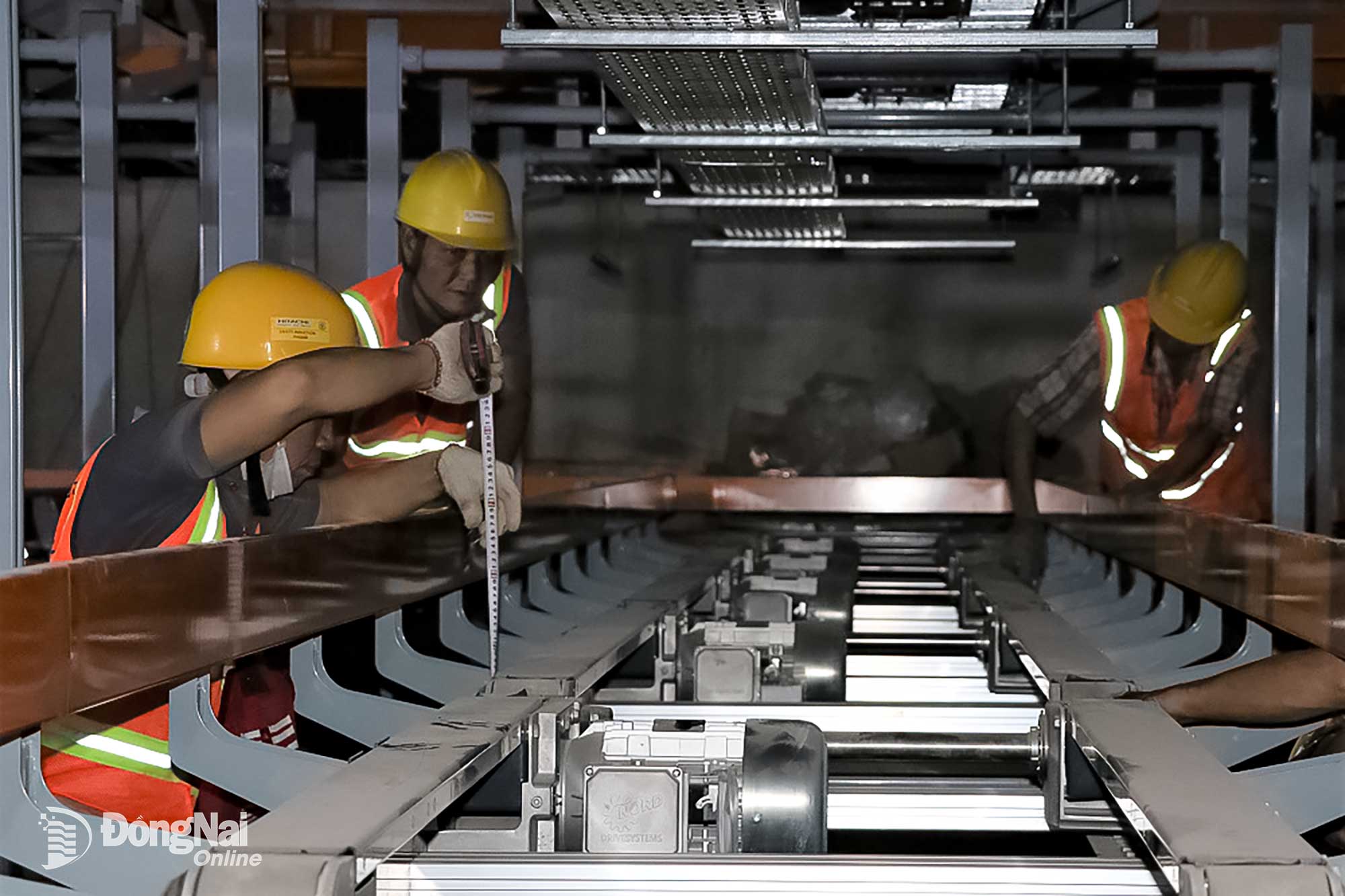 Med flygindustrins höga krav kräver installation av passagerarterminalutrustning hög precision. Foto: Pham Tung