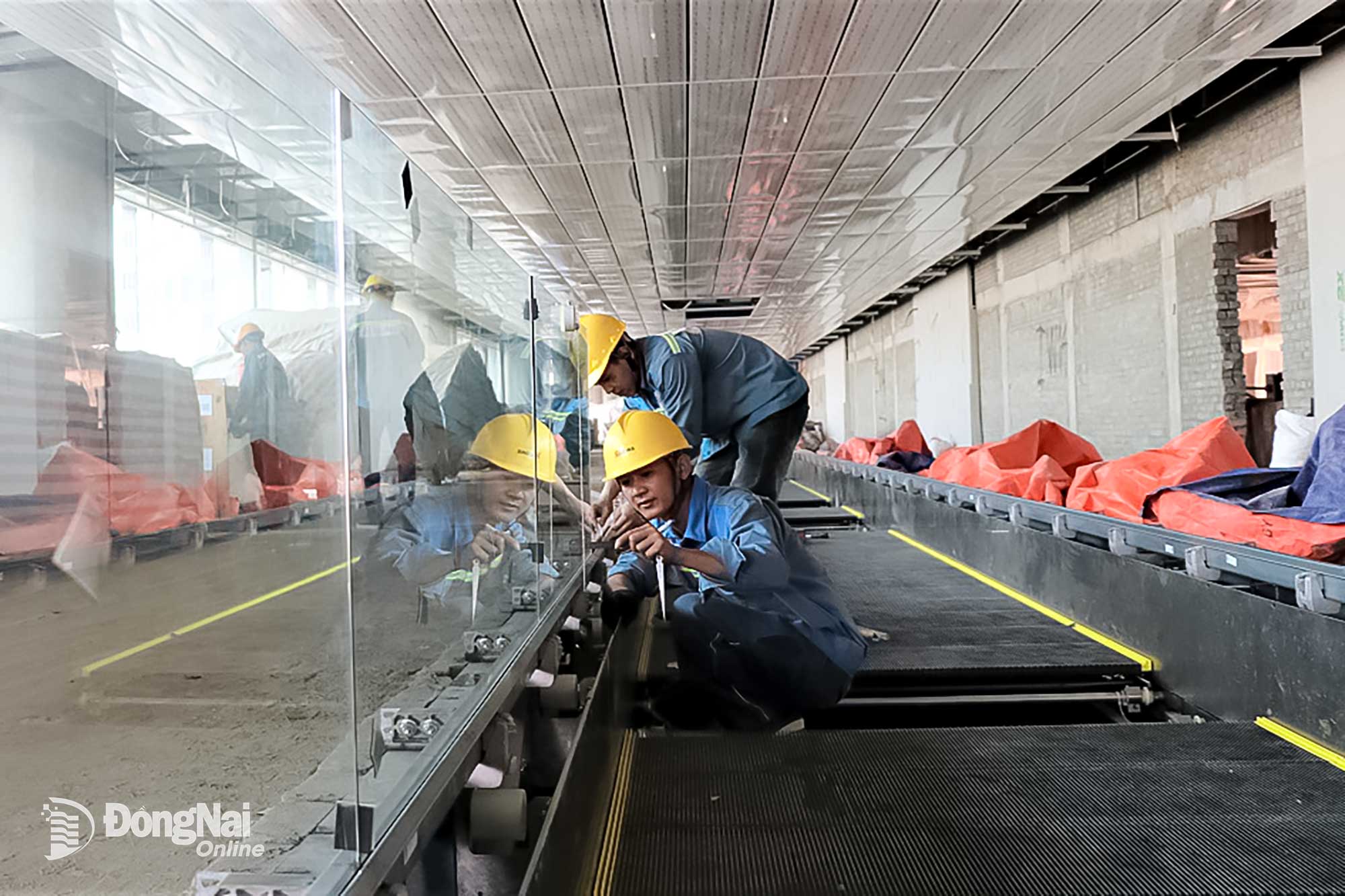 Tidigare installerades även trappsystemet vid passagerarterminalen på Long Thanh Airport. Foto: Pham Tung