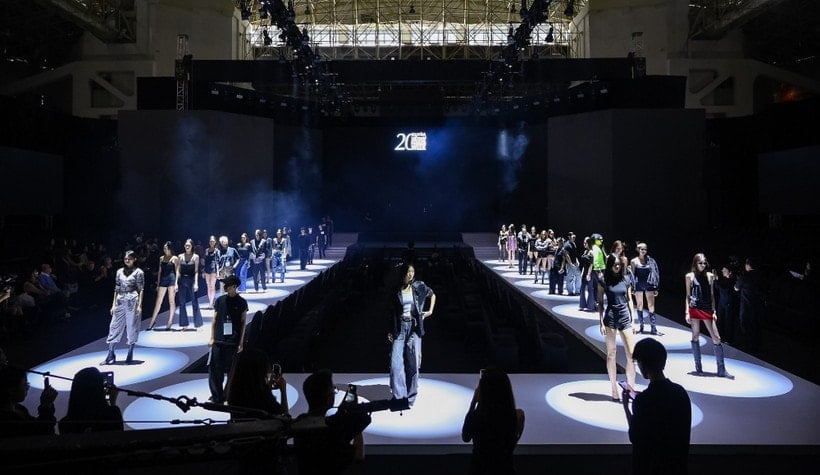 តារាម៉ូដែលជិត 100 នាក់មានវត្តមាននៅព្រឹកព្រលឹម ដើម្បីហ្វឹកហាត់ និងត្រៀមសម្រាប់ការសម្តែងពេលយប់។ (រូបថត៖ គណៈកម្មការរៀបចំ)