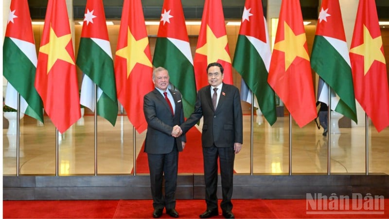 ប្រធានរដ្ឋសភាលោក Tran Thanh Man និងស្តេច Abdullah II Ibn Al Hussein នៃប្រទេសហ្ស៊កដានី។ (រូបថត៖ DUY LINH)