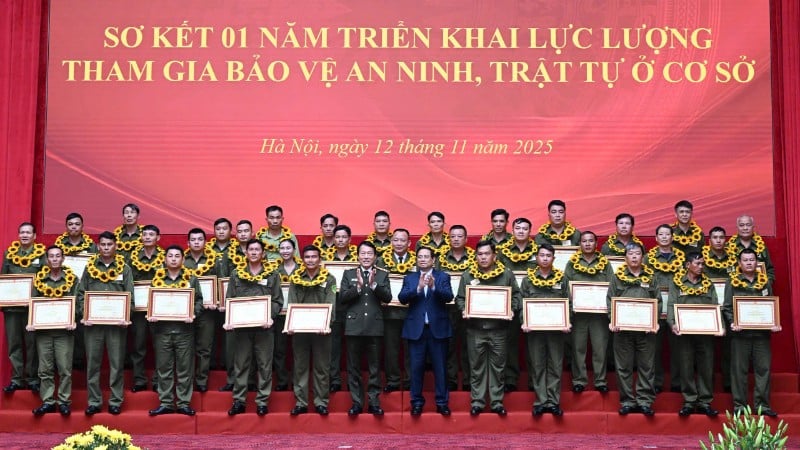 Premiärminister Pham Minh Chinh och minister Luong Tam Quang belönade 70 kollektiv och individer med enastående prestationer.